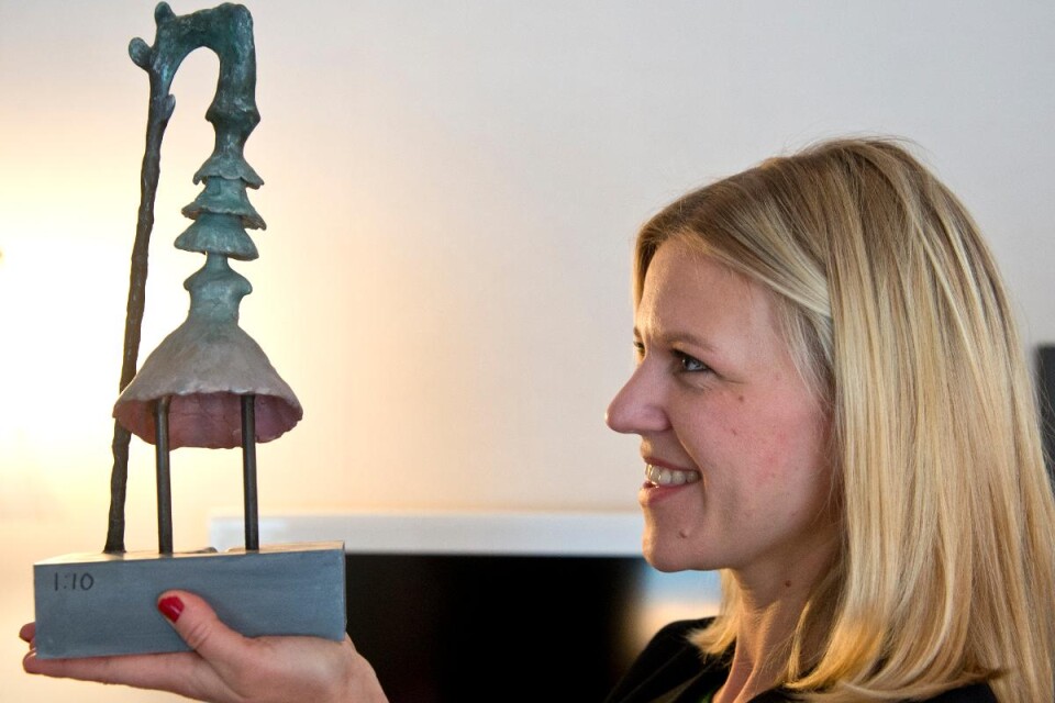 Konstnär Sara Möller med en modell av skulpturen Pissed Elin. Foto: Per-Erik Sandeback, Smålandsposten
