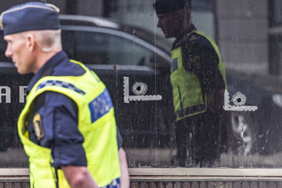 Trippelmordet utanför ett internetkafé på Drottninggatan i Malmö sommaren 2018 kopplas till åtalet om omfattande mordplaner på andra gängkriminella. Här syns kulhål i en av rutorna. Arkivbild.
