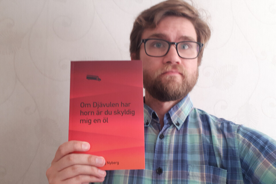 Ludvig Nyberg med sin debutroman ”Om Djävulen har horn är du skyldig mig en öl”.