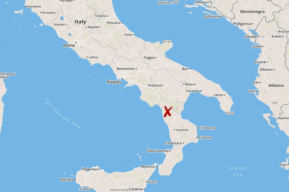 Minst åtta personer omkom när ett vattendrag svämmade över i en nationalpark i Kalabrien i södra Italien.