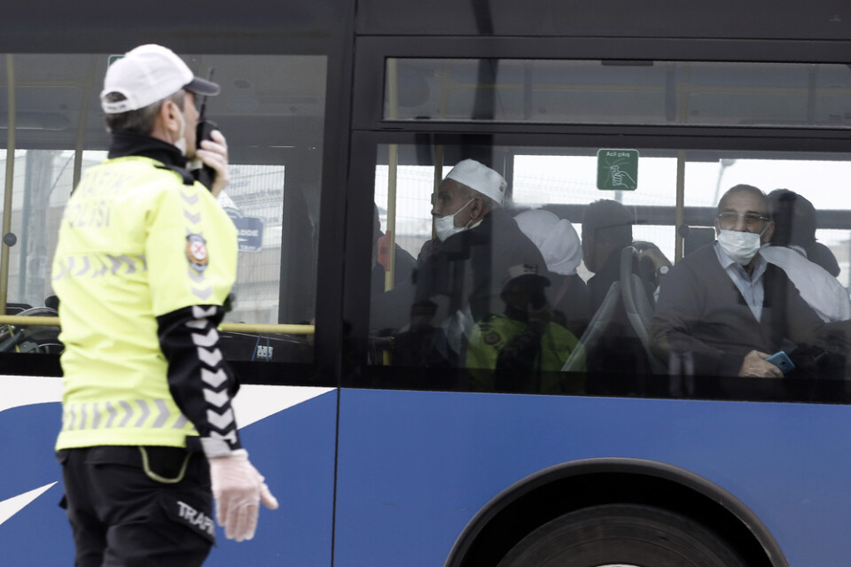 Pilgrimer som landat på flygplatsen i den turkiska huvudstaden Ankara väntar på vidare transport till karantänsboenden.