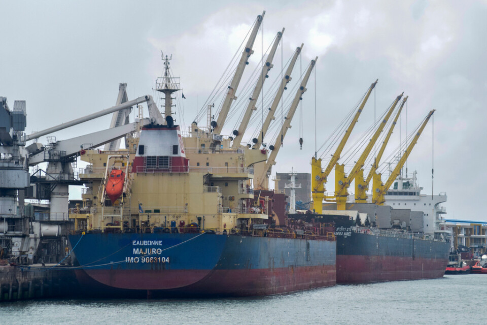 Ett fartyg med tusentals ton vete – vars transport möjliggjorts av spannmålsavtalet – i en hamn i kenyanska Mombasa i november.