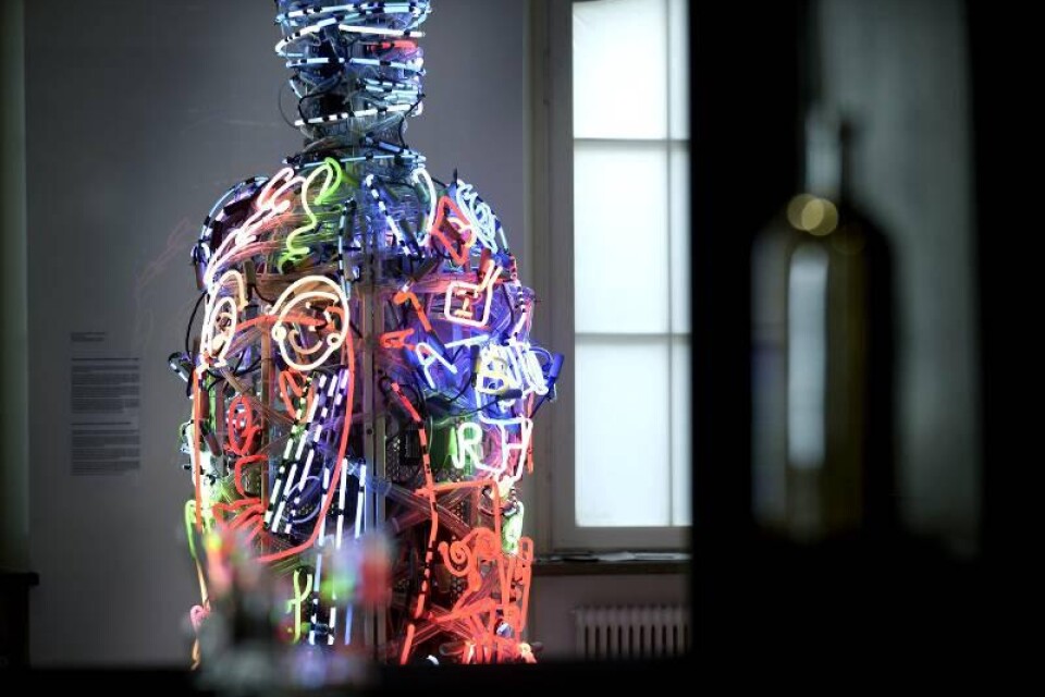Först ut under 2000-talet att göra ett verk till Absolut-samlingen var Nam June Paik, som skapade en drygt två meter hög färgglad flaska med neonrör, monitorer och ljud.