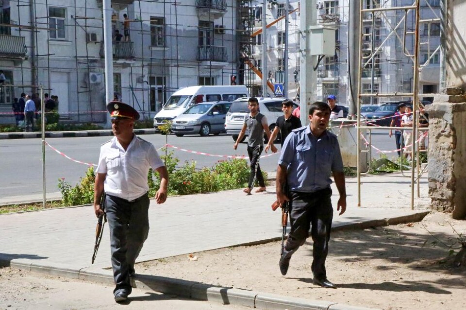 Åtta poliser och nio påstådda militanta islamister har dödats i samband med två eldstrider i och strax utanför Tadzjikistans huvudstad Dusjanbe medan sex islamister ska vara gripna. Regeringen skyller skottlossningen på vice försvarsministern och den mod