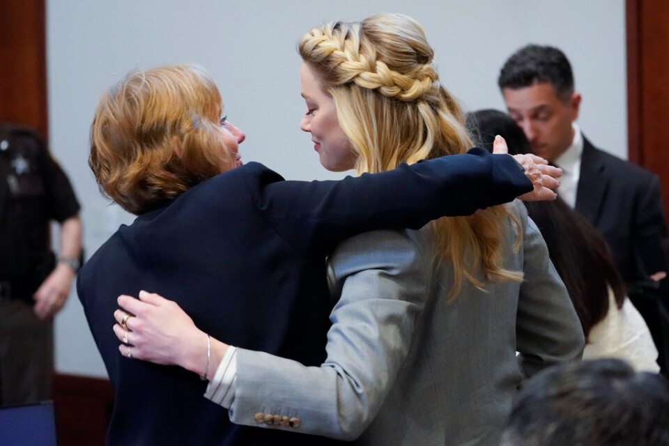 Amber Heard får en kram av sin försvarsadvokat Elaine Bredehoft inför den sista rättegångsdagen i domstolen i Fairfax i Virginia.