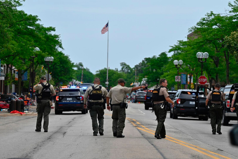 Poliser på plats i Highland Park utanför Chicago, där flera människor skjutits ihjäl.