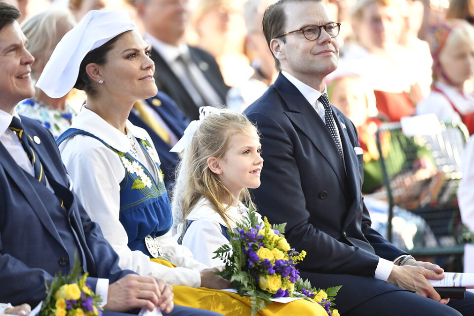 Prinsessan Estelle, i mitten, kommer vara på plats tillsammans med pappa prins Daniel när Sverige möter Thailand i fotbolls-VM.