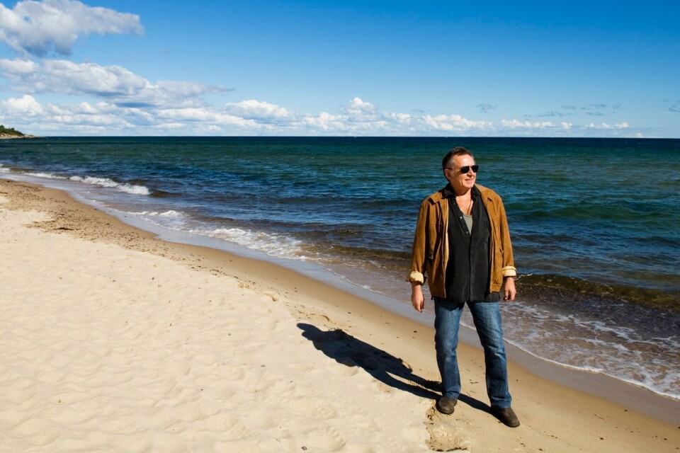 Ulf Lundell på platsen som blivit hans liv, stranden vid Stenshuvud. Året var dock 2007, men även förra året besökte han ofta samma strand. Läs om det i hans nya bok, ”Vardagar 2”.