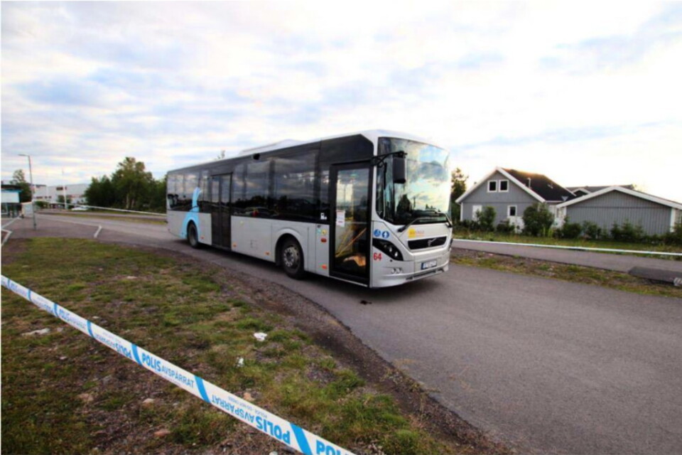 Mannen höggs ihjäl på en buss i Kiruna den 15 juli förra året.