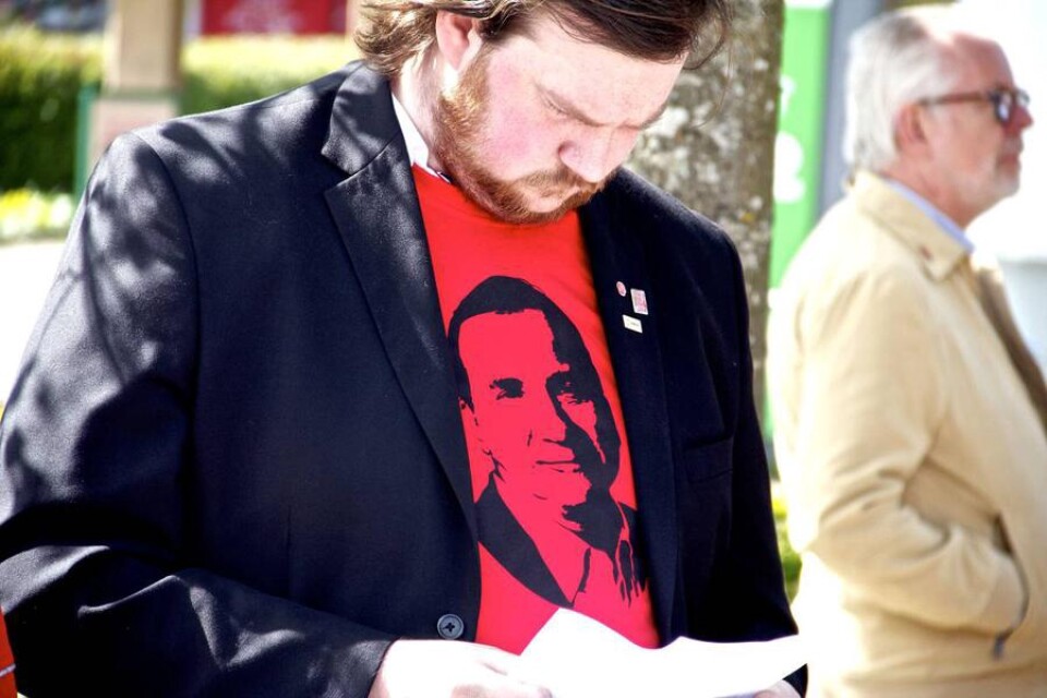 Socialdemokraternas partiledare Stefan Löfven närvarade på sätt och vis även i Emmaboda under torsdagen. Motivet sitter på Simon Peterssons tröja.