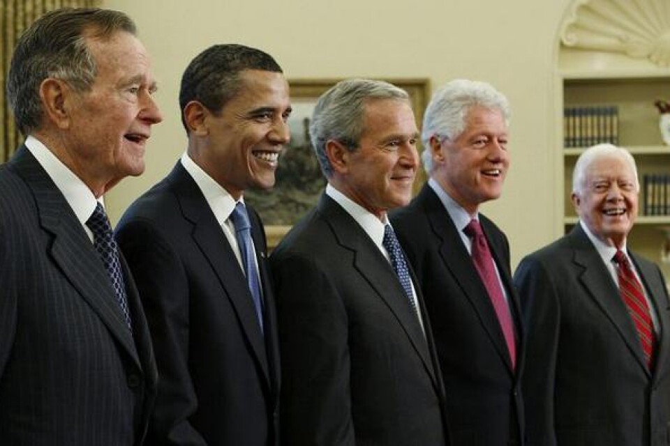 Presidenter i massor. George H.W. Bush, Barack Obama, George W. Bush, Bill Clinton och Jimmy Carter i Ovala rummet i Vita huset, januari 2009.