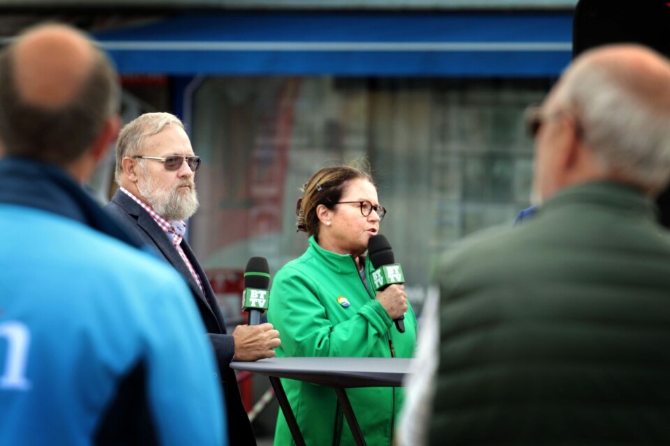 Under onsdagen var det politikerduell mellan Stefan Carlsson (S) och Eva Johansson (C) på torget i Svenljunga.