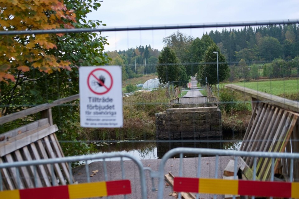 Gångbron i Uddebo fick lyftas bort efter att den rasat ner i ån. Enligt en dykinspektion fanns det en rasrisk redan för fem år sedan.