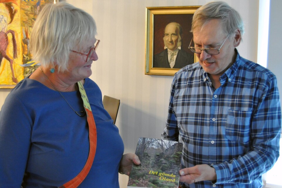 Marianne Martinsson är hembygdsföreningens husfogde för Knap-Ernst stuga. Hon köpte Thorsten Janssons nya bok ”Det gömda Öland” efter att ha hört honom berätta om hans upptäckter i Torslunda socken.