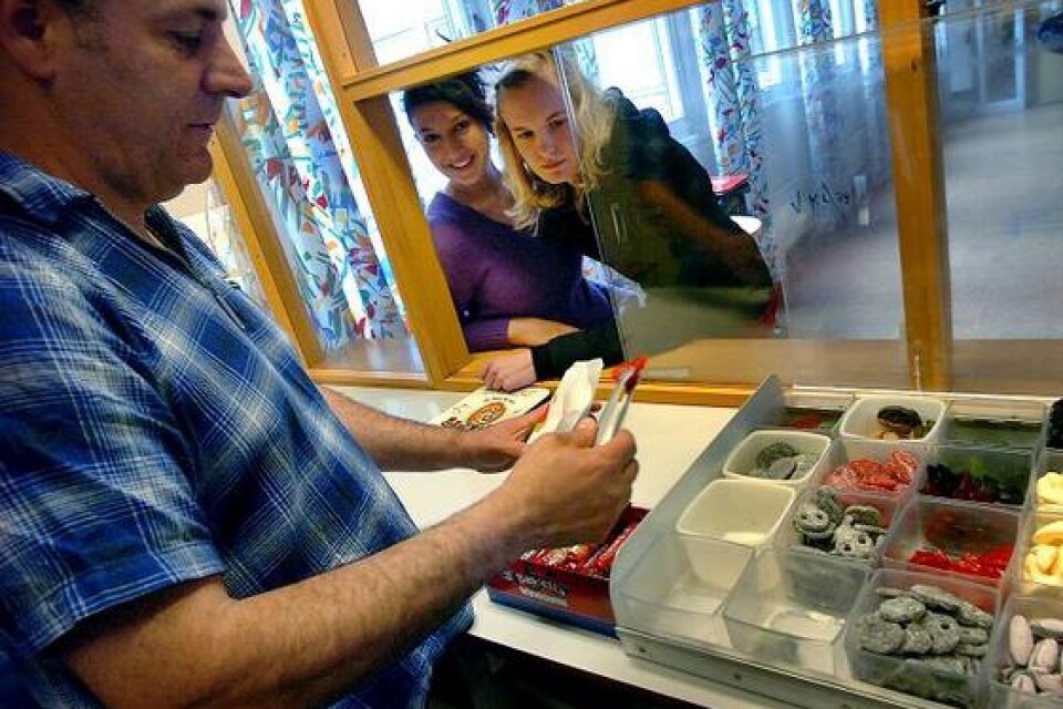 Kastro Zibib hjälper Teuta Haliti och Johanna Svensson att fylla godisbehovet. Bilder: BOSSE NILSSON
