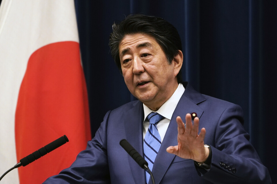 Premiärminister Shinzo Abe viker sig inte. OS ska arrangeras i Tokyo i sommar, slår han fast.