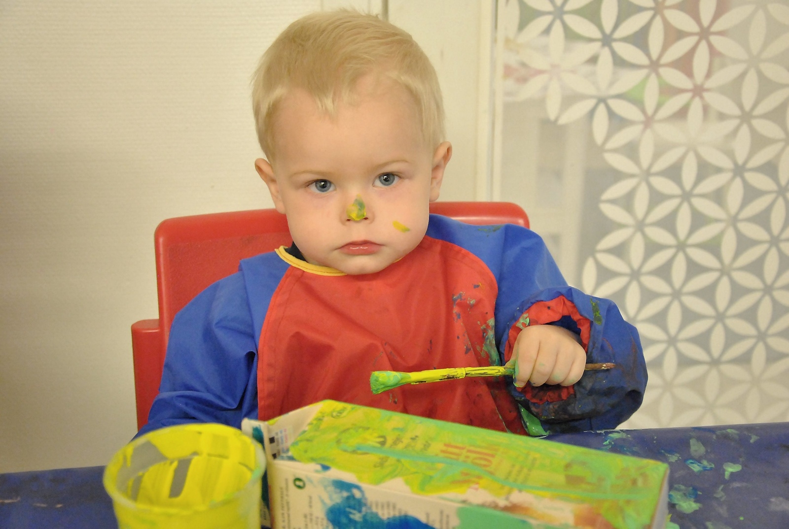 Han är väldigt säkert på handen; Samuel Olsson, 2,5 år. Utan spegel lyckades han måla sin egen näsa helt perfekt. Visst blev den fin?
Foto: Marie Strömberg Andersson