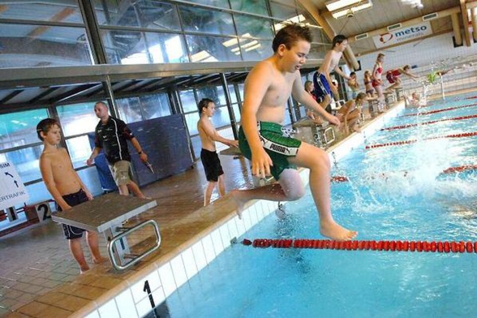 Erik Nilsson ger sig i väg för att simma de 200 meter som Vattenprovet utgör. Bild: Tomas Nyberg