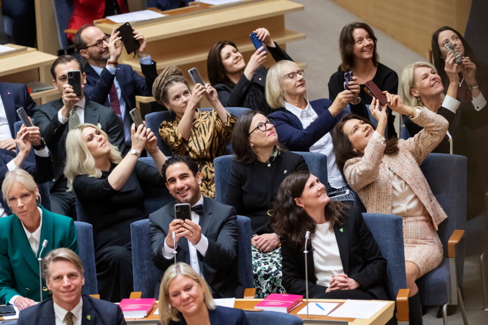 Fotografen Stina Stjernkvist är nominerad till Årets bild med sitt foto av delar av övergångsregeringen i det ögonblick då Sverige får sin första kvinnliga statsminister. Pressbild.