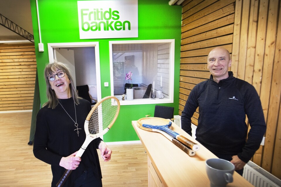 Jonas Bengtsson från omsorgsförvaltningen och Pia Olsson från kultur- och fritidsförvaltningen samarbetar för att få till stånd Fritidsbankens öppning som är planerad till månadsskiftet februari–mars.