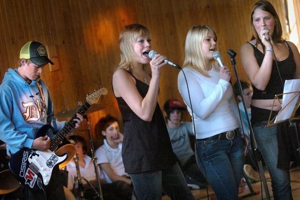 Johanna Jönsson, Alexandra Olsson och Camilla Jönsson var några elever som sjöng och spelade, här Offsprings låt I want you bad.Bild: LASSE OTTOSSON