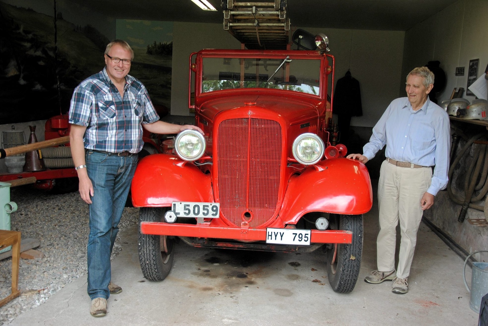 På söndag blir det veteranfordonsträff på bygdegården i Lönsboda. Lasse Arvidsson och Sven Thuresson visar föreningens veteranbrandbil.