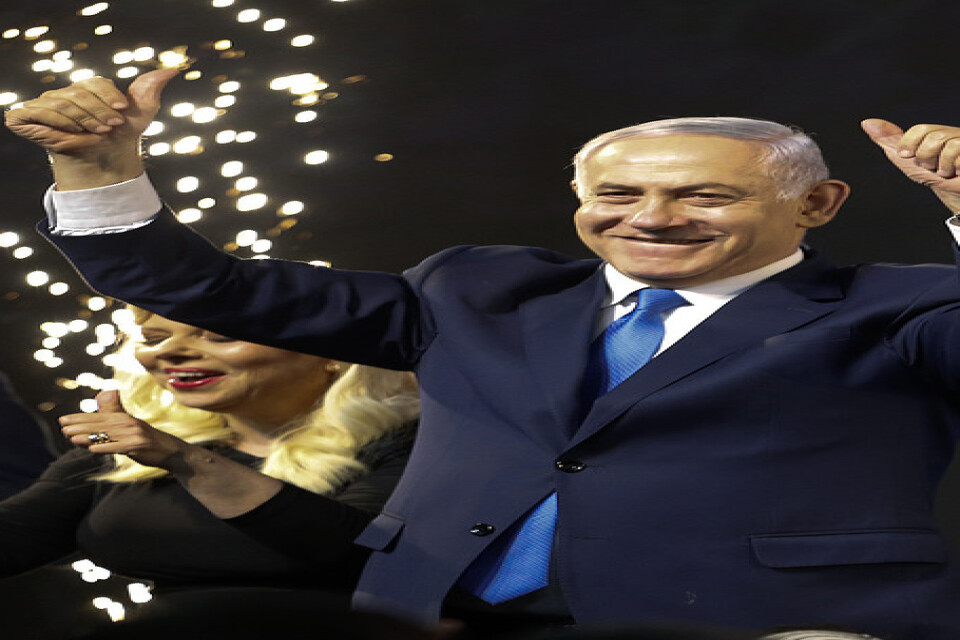 Israels premiärminister Benjamin Netanyahu framträder inför sina anhängare i Tel Aviv.