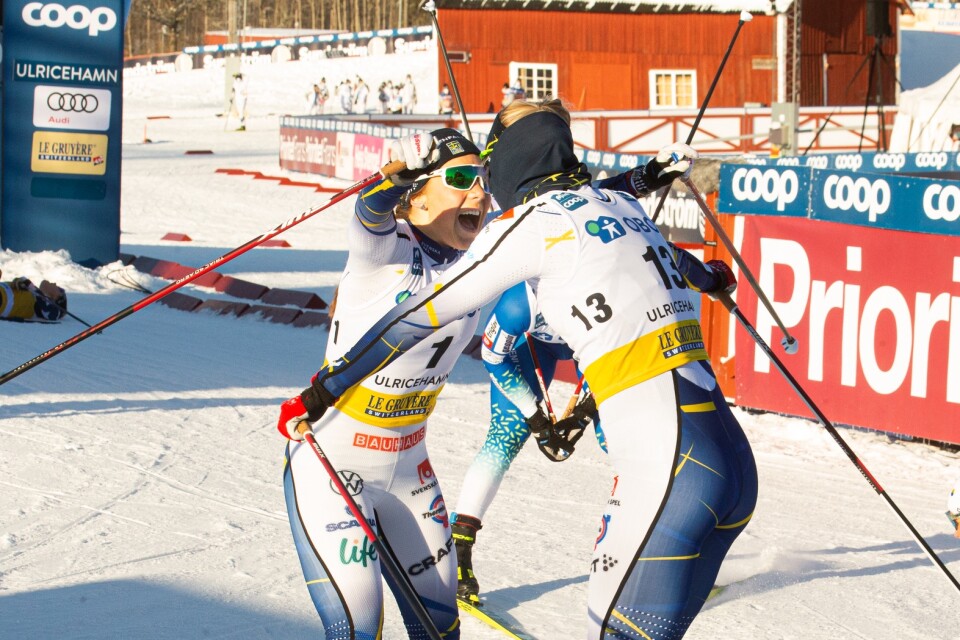 Johanna Hagström och Maja Dahlqvist firar sina pallplatser i damernas fristilssprint. UIF-stjärnan kom tvåa när Dahlqvist tog sin första världscupseger i karriären.