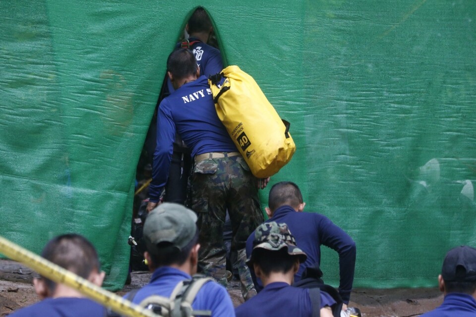 Räddningsarbetare på väg in i grottan. Foto: AP/TT