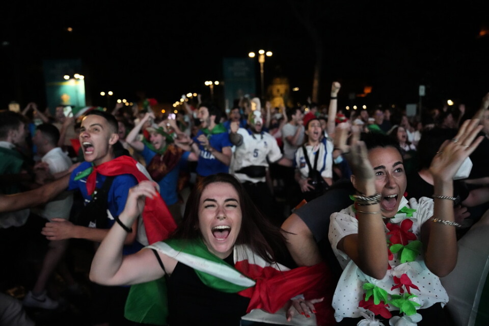 Italienska fotbollssupportrar firar i Rom.