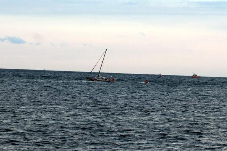 Sjöräddningen kämpar med att tömma båten på vatten.