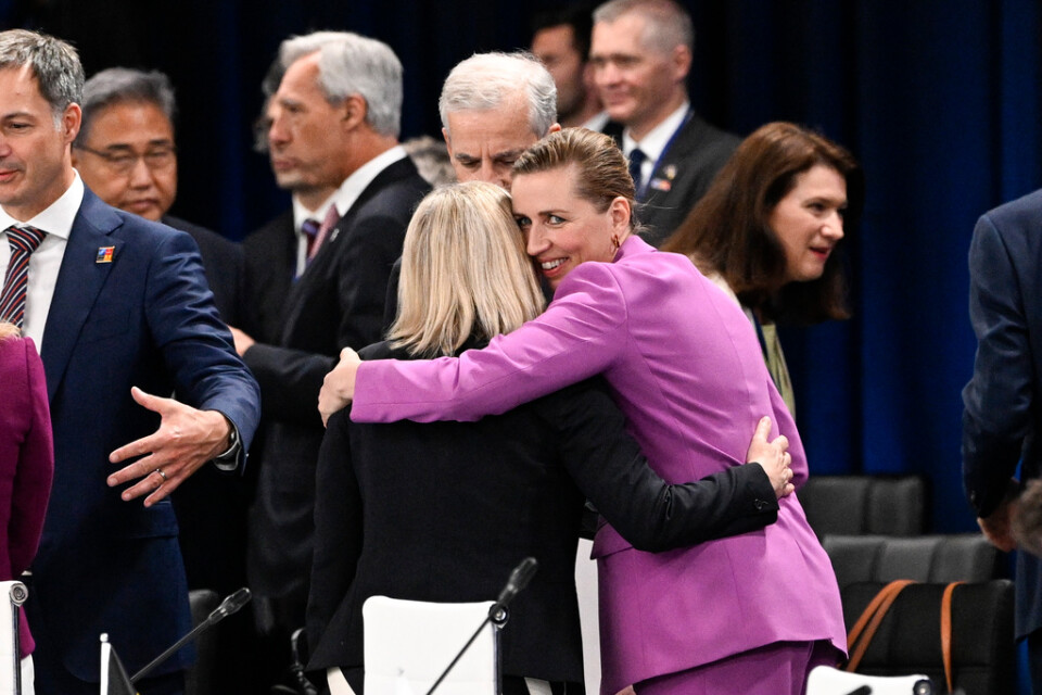 Nordisk glädje i Madrid när Sveriges statsminister Magdalena Andersson gratuleras till Natoinbjudan av Danmarks Mette Frederiksen och Norges Jonas Gahr Støre.