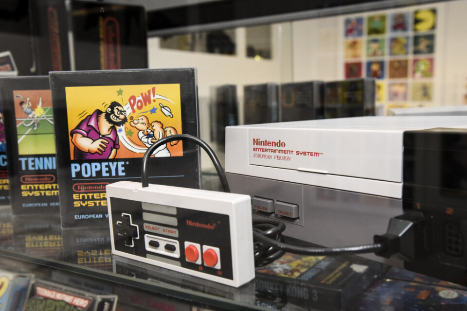 Storsäljaren Nintendo Entertainment System, NES, lanserades i Sverige 1 september 1986. Nu har dess skapare gått bort. Arkivbild.