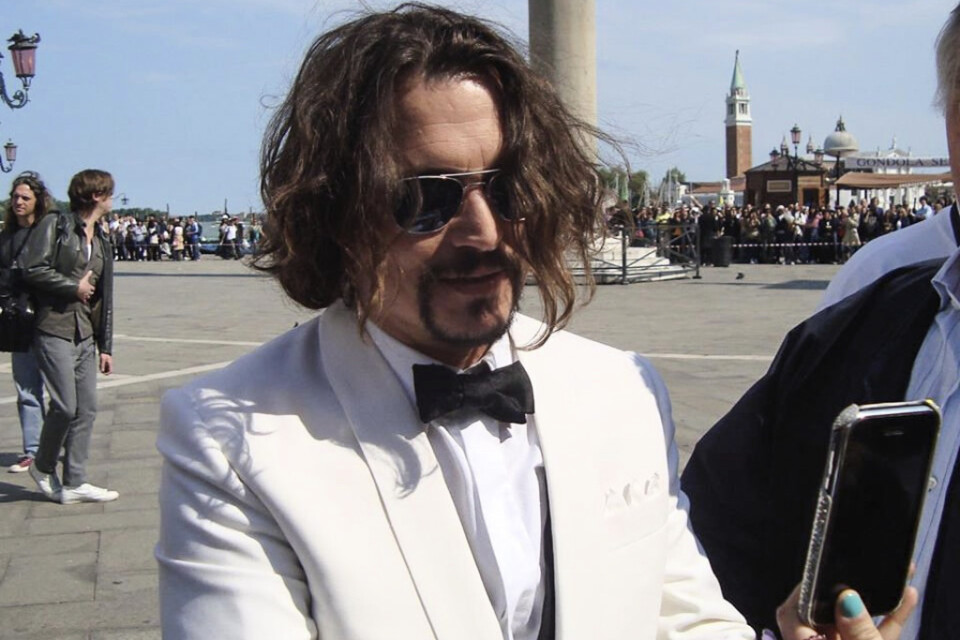 Bland bilderna som räddats ur Mälaren fanns denna på Johnny Depp, som Julie Rostad Bertoft mötte i Venedig.