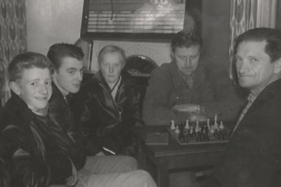 Stamstället 1957: Evert Gustafsson, Mats Hermansson, Lars-Erik Granath, Bertil Jonsson och Edvin Karlsson på Kvarnamåla Fik ('Dorisas Café'), där laget samlades efter träningarna, samt före avresor till matcher och fester.