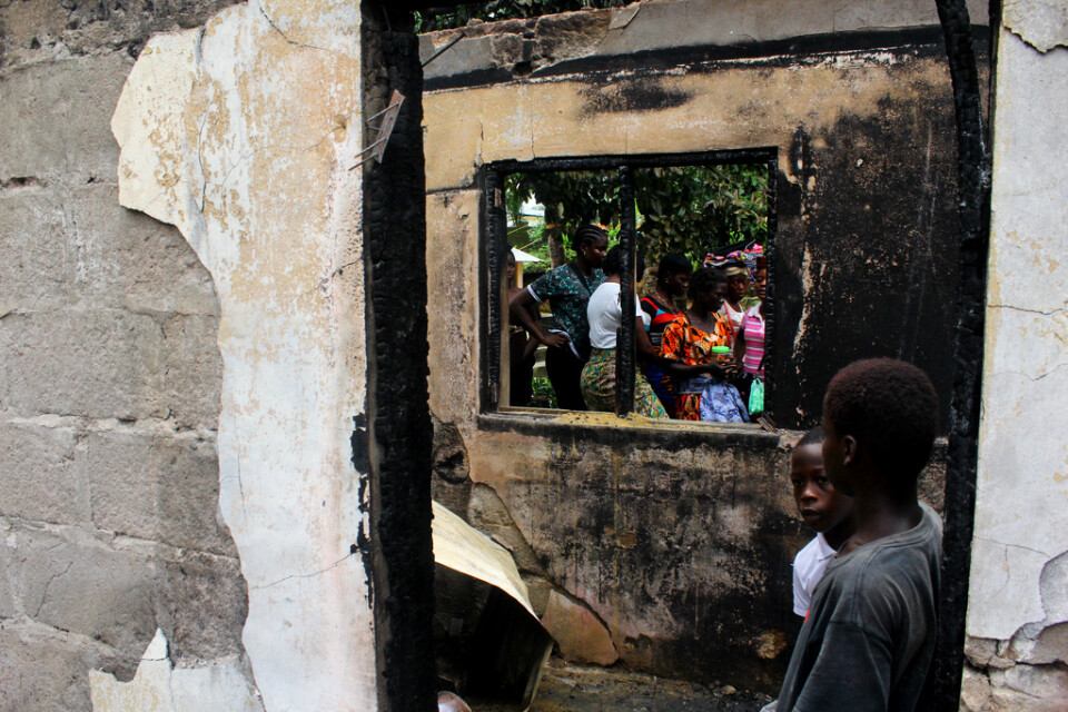 Minst 26 barn och två lärare har mist livet i en brand i en koranskola utanför Liberias huvudstad Monrovia.