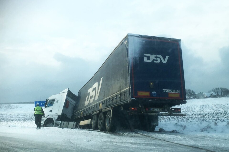 En lastbil hamnade i diket i Maglarpsrondellen tidigt på onsdagsmorgonen.