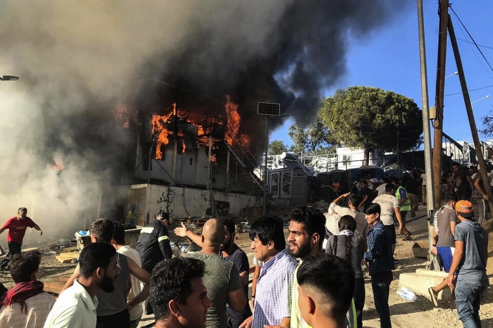 En brand i en container utlöste protester i går i ett överfyllt migrantläger på den grekiska ön Lesbos. Myndigheter säger att asylsökande ska förflyttas från anläggningen med minst 12|000 boende till det grekiska fastlandet.