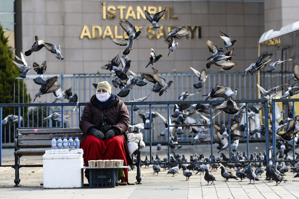 En matförsäljare utanför domstolen i Istanbul.