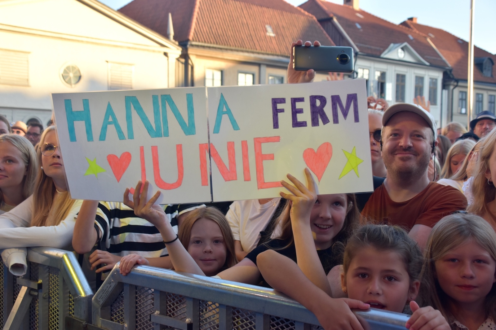 Hanna Ferm var väldigt populär denna sommarkväll. Artisten Junie gjorde Hanna Ferm sällskap.