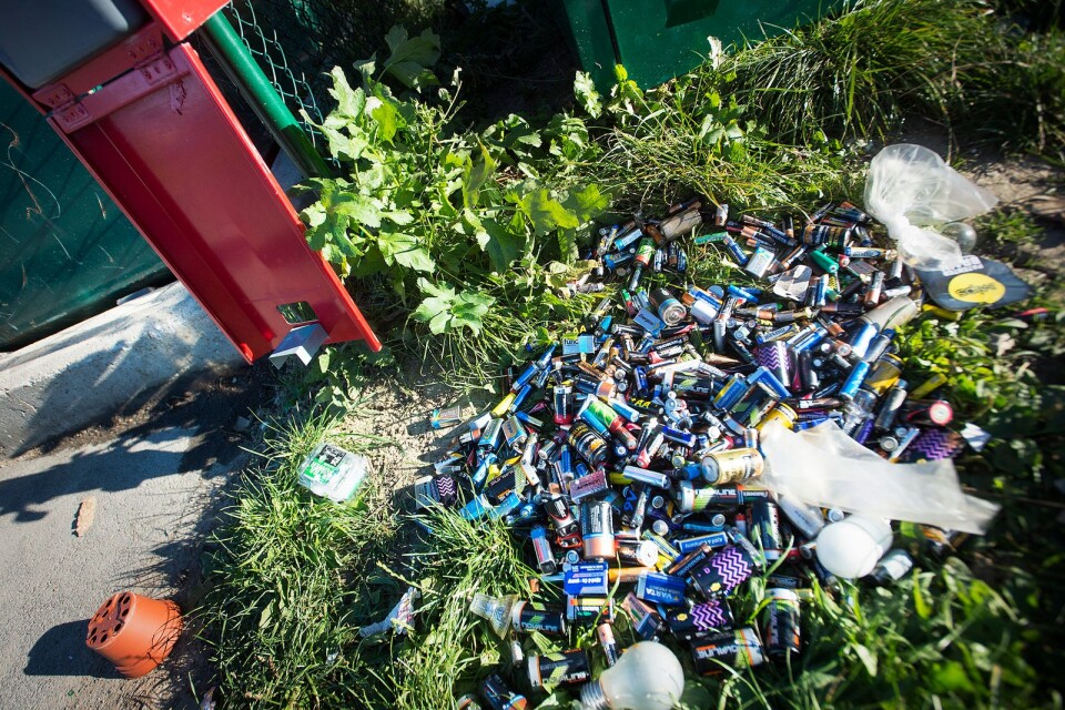 På Kulltorps återvinningsstation på Svetsarevägen ligger batterierna i gräset, inte i batteriholken.