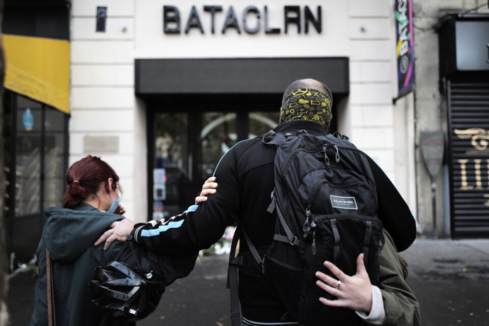 Anhöriga utanför konsertlokalen Bataclan i Paris hedrar dödsoffren, fem år efter terrordådet den 13 november 2015. Sammanlagt 130 människor miste livet i riktade terrorattacker den dagen. Arkivbild.