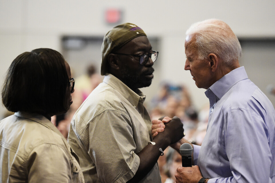 Den förre vicepresidenten och presidentaspiranten Joe Biden möter svarta väljare i Charleston i South Carolina.