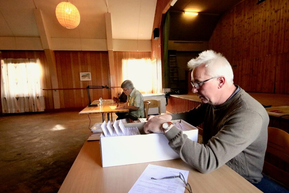 Röstmottagaren Per-Olof Johansson räknar rösterna i Gårdby bygdegård vid 17-tiden på valdagen tillsammans med sina kollegor Iris Klinth Nilsson och Lena Johansson.