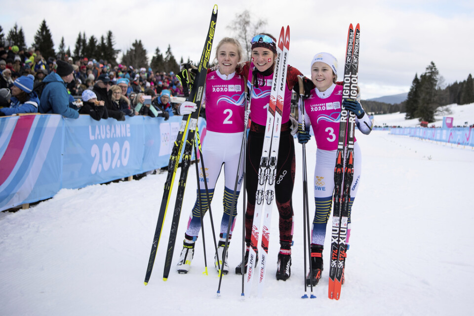 Medaljtrion i längdskidcross: Tvåan Märta Rosenberg, segraren Siri Wigger och trean Tove Ericsson.