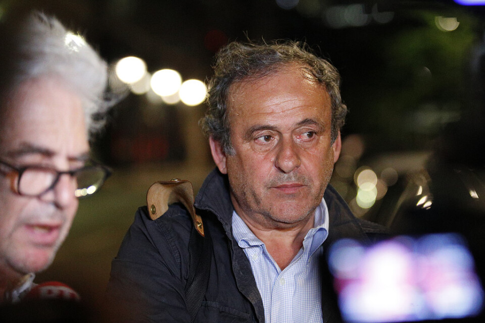Michel Platini och hans advokat William Bourdon (till vänster) utanför franska antikorruptionspolisens kontor i Nanterre under natten mot onsdag.