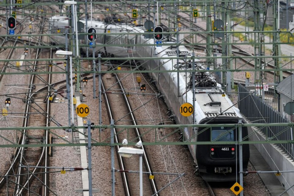 En nedriven kontaktledning låg bakom tisdagens kraftiga förseningar i tågtrafiken.