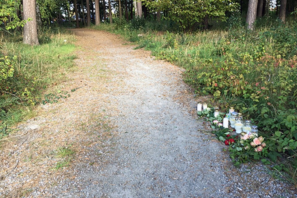 Många var tidigt under måndagen ute och placerade ljus, minneskort och blommor på platsen där kvinnan hittades.