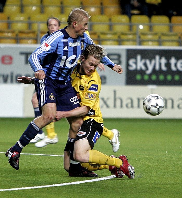 Fredrik Berglund i kamp om bollen.