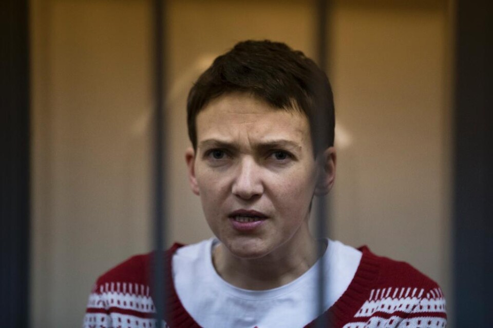 En rättssal, precis på gränsen mellan Ukraina och Ryssland, står i fokus för konflikten i Ukraina i dag. Ryska åklagare vill se en ukrainsk pilot dömd för mord medan Kievregeringen hyllar henne som en hjälte. I den ryska staden Donetsk, belägen alldeles